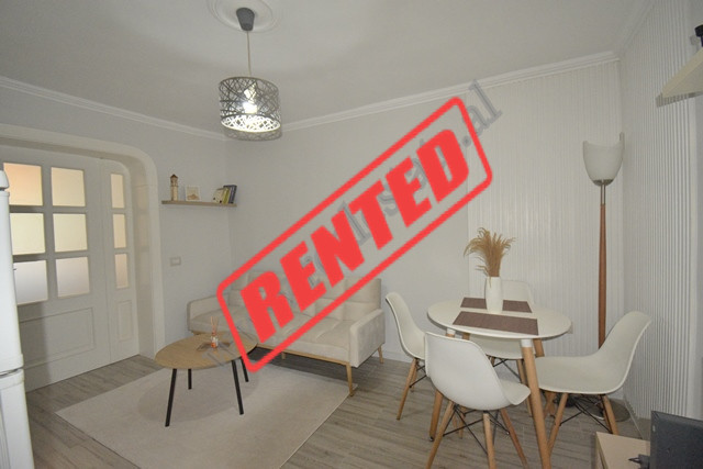Apartament 1+1 me qira tek Bulevardi Zhan D'Ark prane zones se Brrylit ne Tirane.
Eshte e pozic